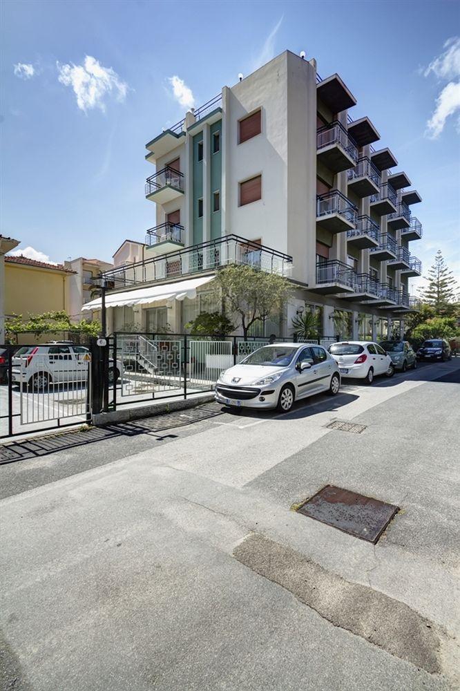 Hotel Virginia Diano Marina Zewnętrze zdjęcie